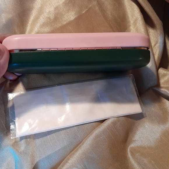 Kate spade eyeglass case with cleaning towel. - Picture 6 of 7